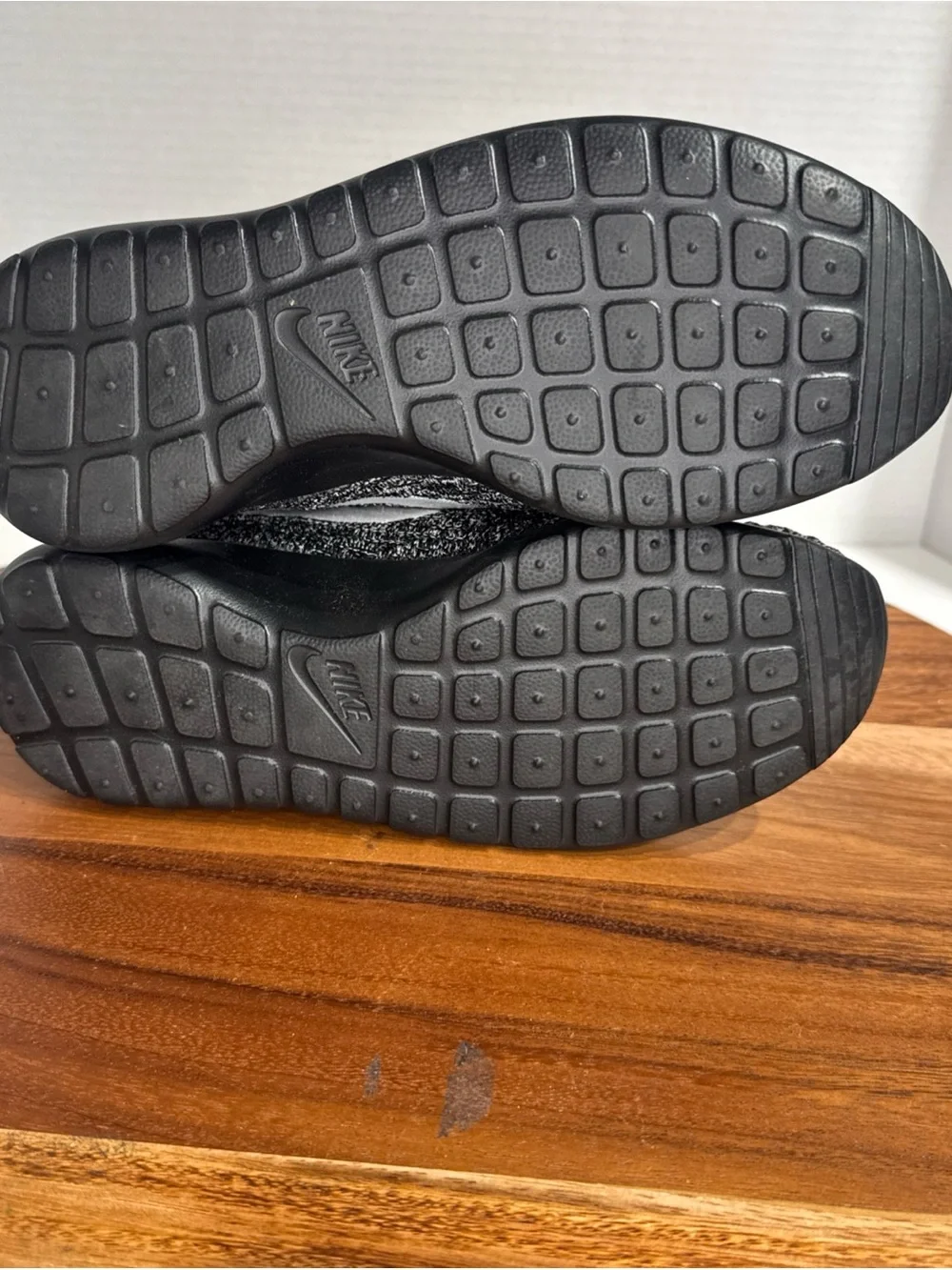 Nike Roshe One Flyknit Women’s Size 5.5 Black White Athletic sneaker 704927-001